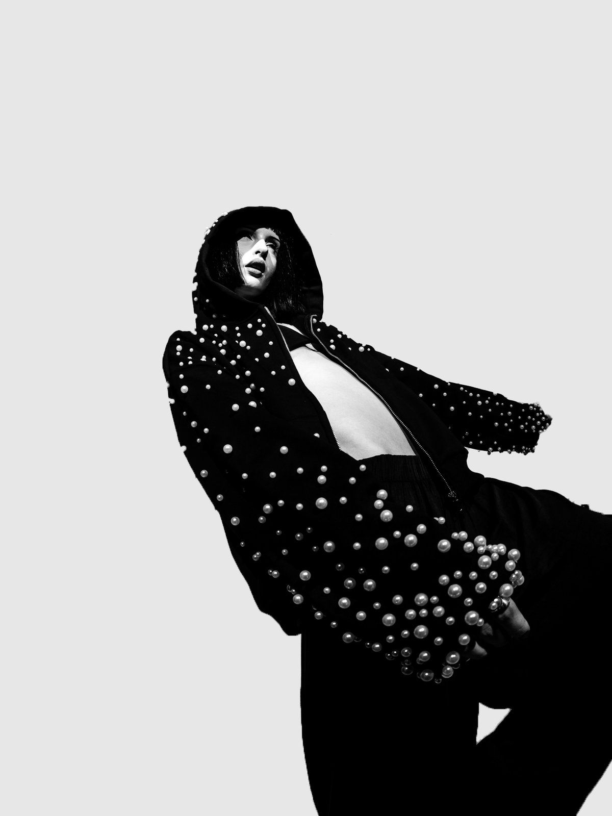 Pearl zip-up mid kick, the pearl sleeves swinging