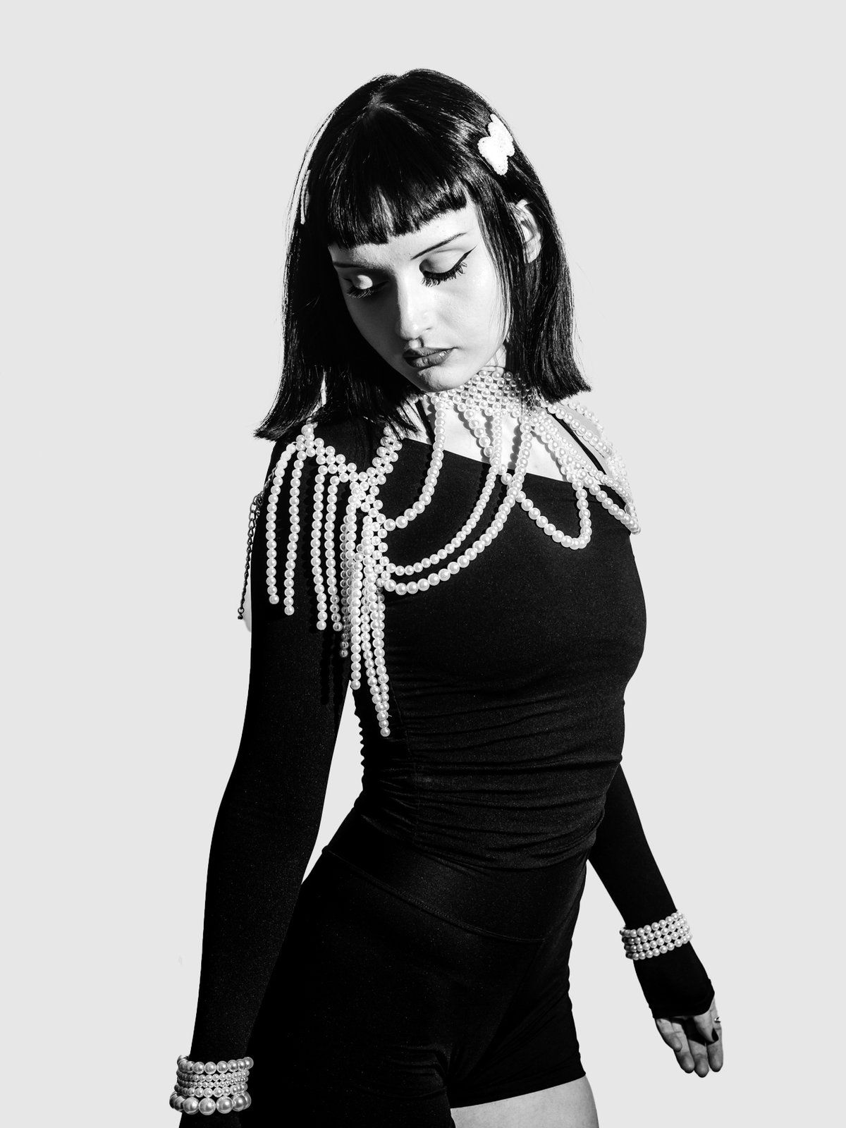 Pearl clips in the hair, with pearl strands over the shoulders
